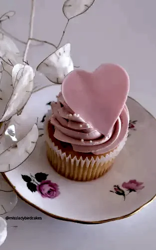 unique wedding cupcake ideas wedding cupcake with pink heart missladybirdcakes